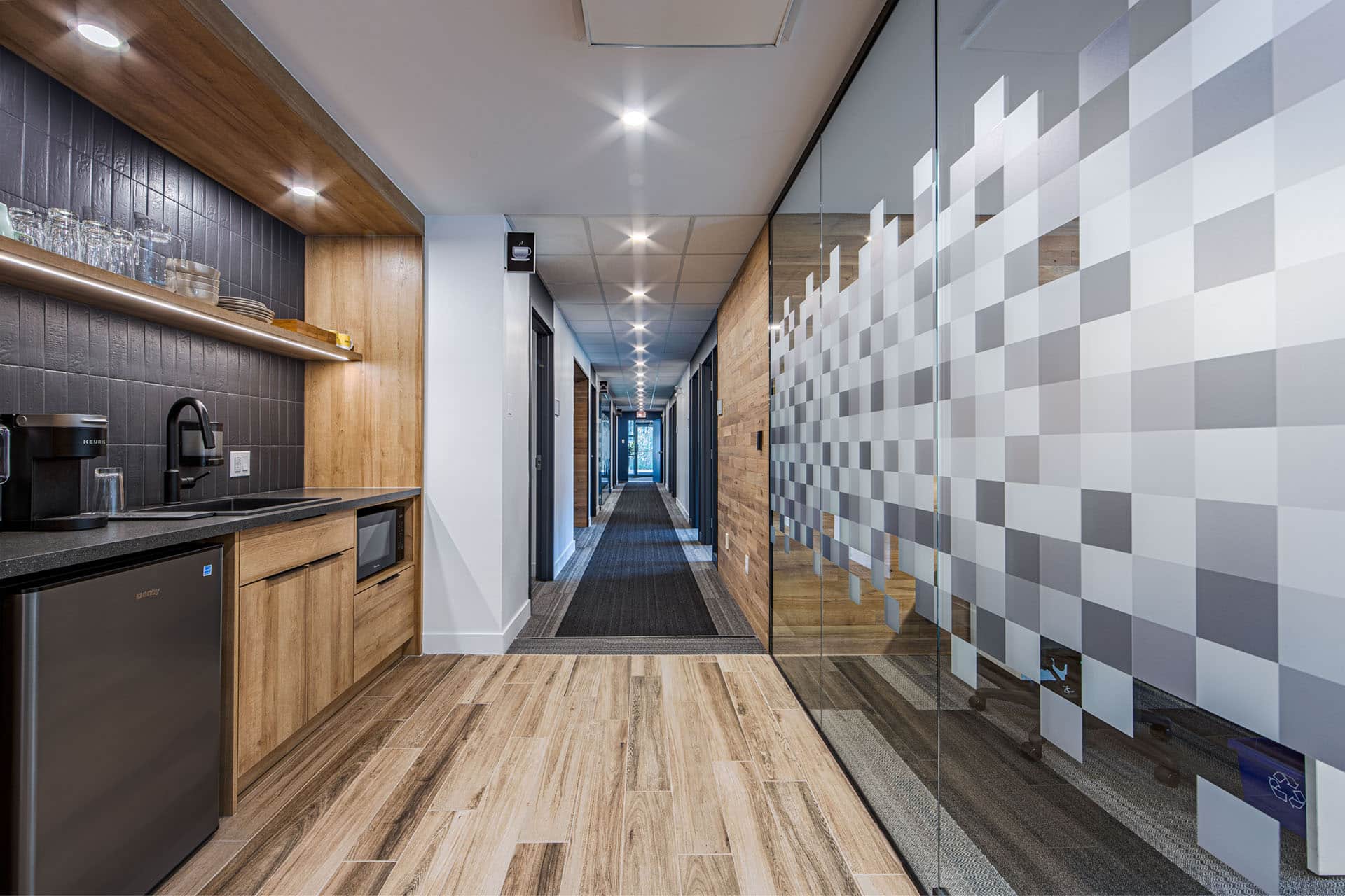 Couloir et cuisinette espace de coworking Au Bureau.co Les Coteaux